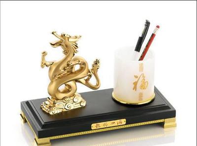 龍騰商海 華爾街龍、水晶龍與金屬龍年擺件，商務禮贈的藝術與意蘊